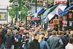 מרכז עיר תוסס עם עסקים קטנים Camden Town London UK